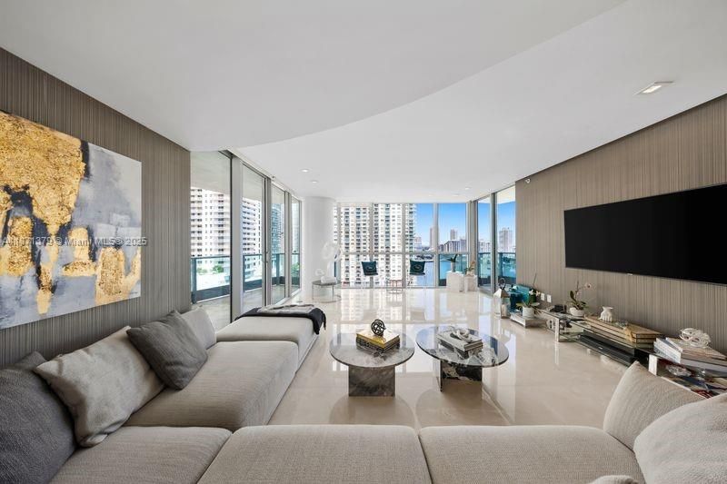 For Sale: $1,250,000 (2 beds, 2 baths, 1529 Square Feet)