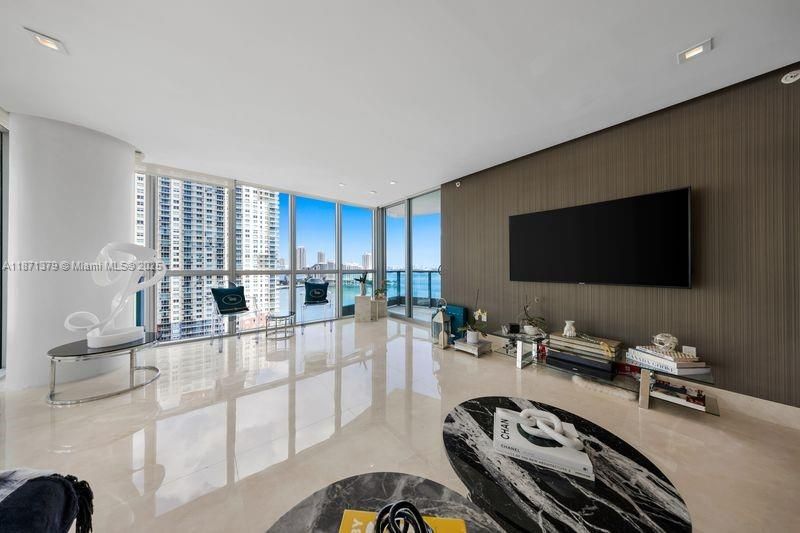 For Sale: $1,250,000 (2 beds, 2 baths, 1529 Square Feet)