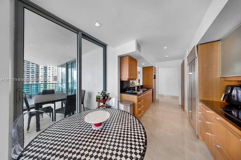 For Sale: $1,250,000 (2 beds, 2 baths, 1529 Square Feet)