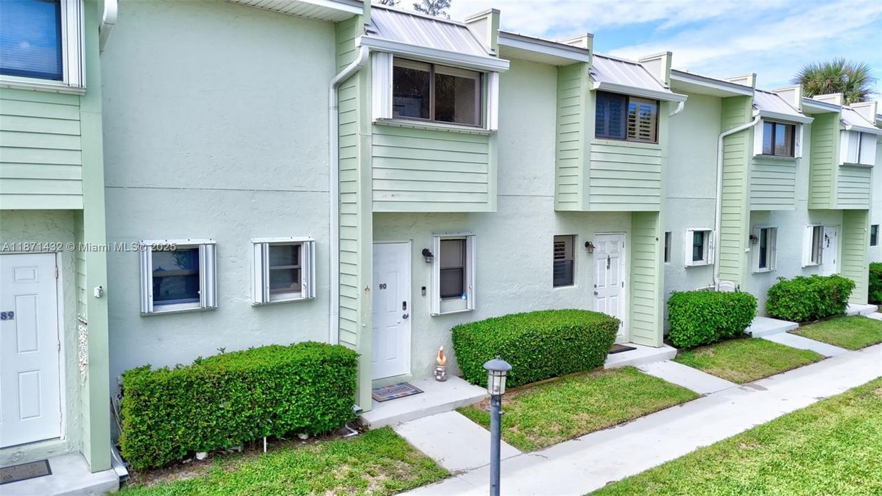 В аренду: $2,500 (2 спален, 2 ванн, 1270 Квадратных фут)