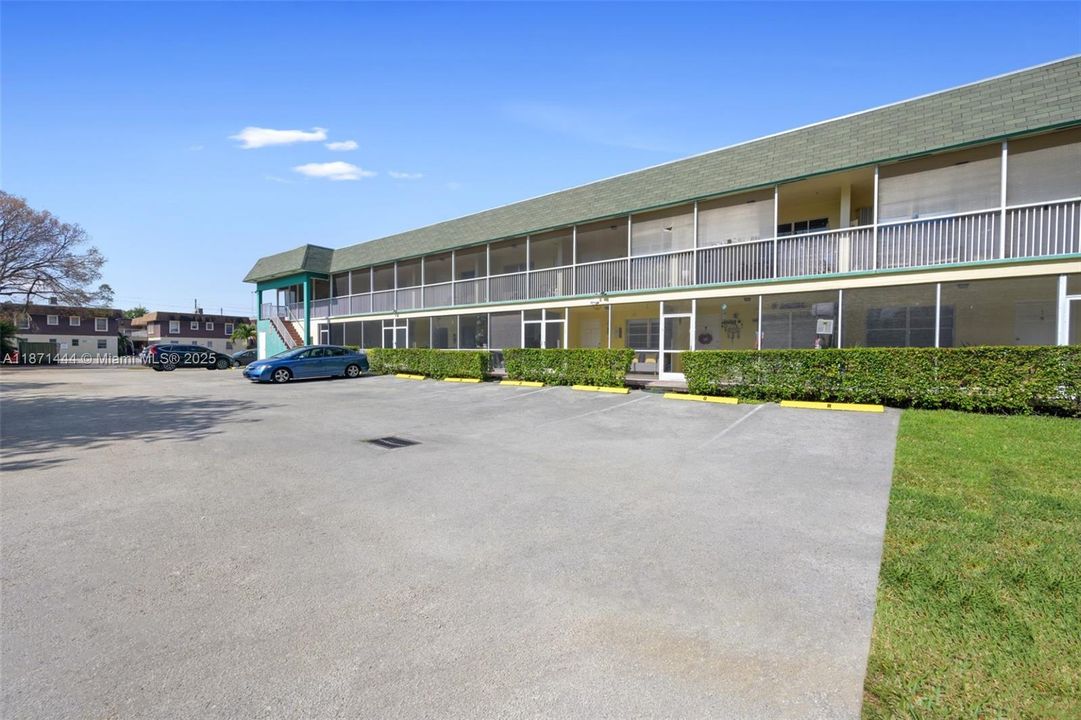 待售: $153,750 (2 贝兹, 1 浴室, 816 平方英尺)