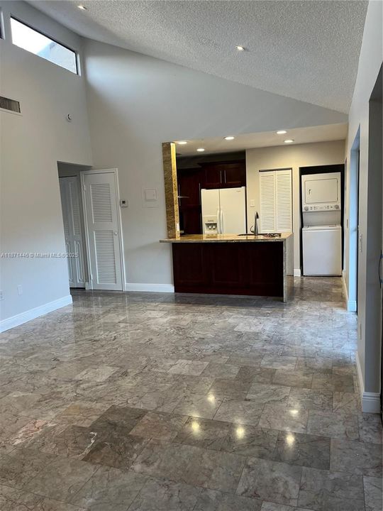 Active With Contract: $2,500 (2 beds, 1 baths, 881 Square Feet)