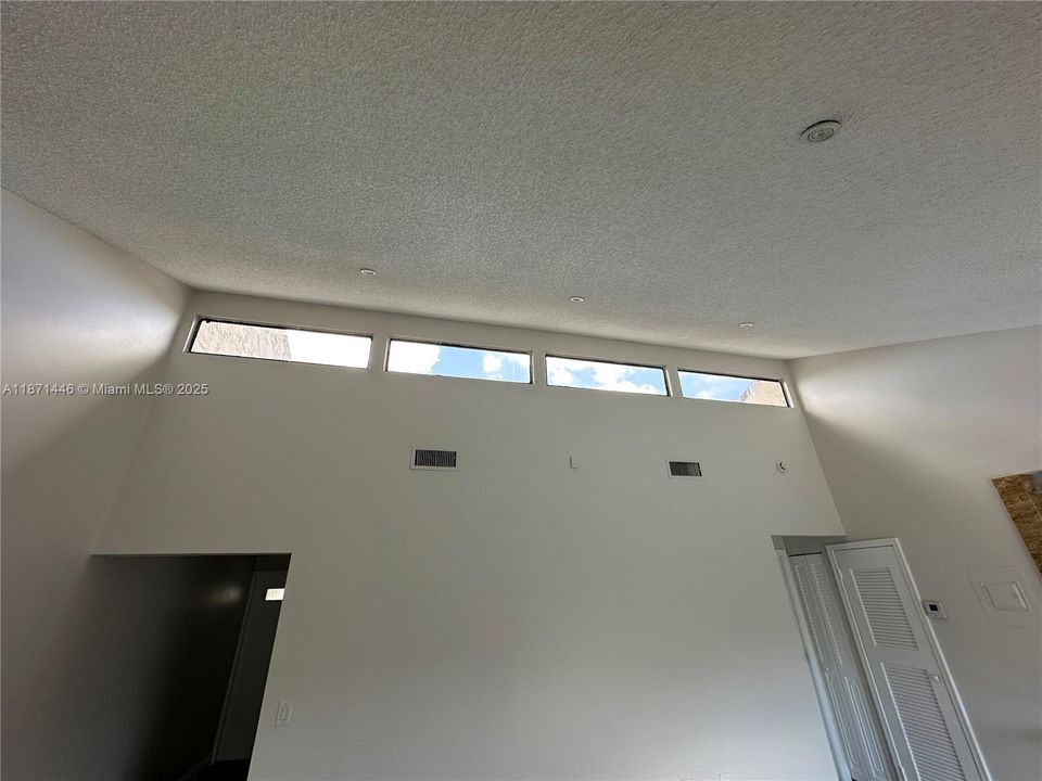 Active With Contract: $2,500 (2 beds, 1 baths, 881 Square Feet)