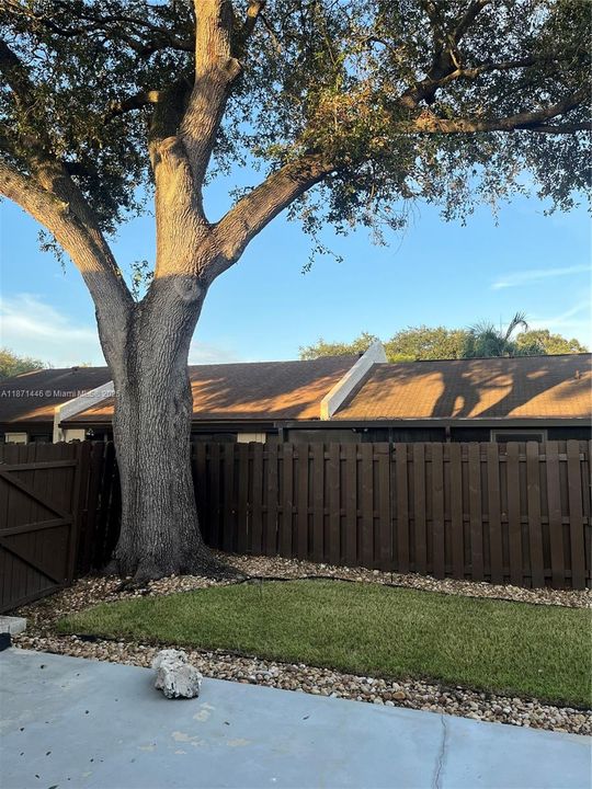 Active With Contract: $2,500 (2 beds, 1 baths, 881 Square Feet)