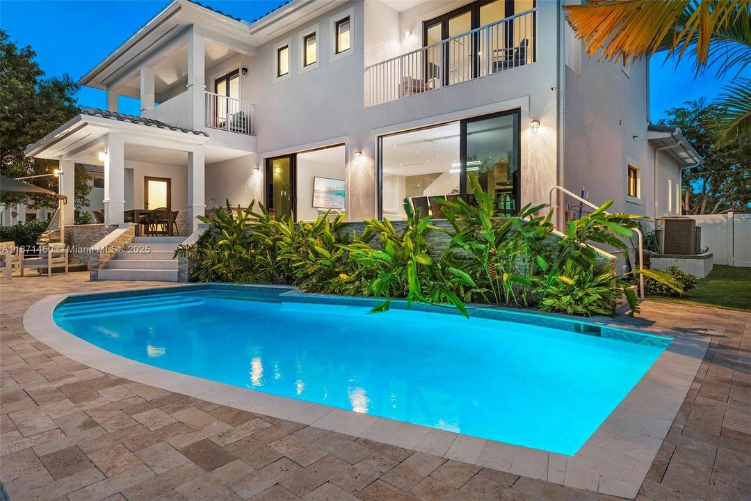 В аренду: $27,950 (5 спален, 6 ванн, 4021 Квадратных фут)