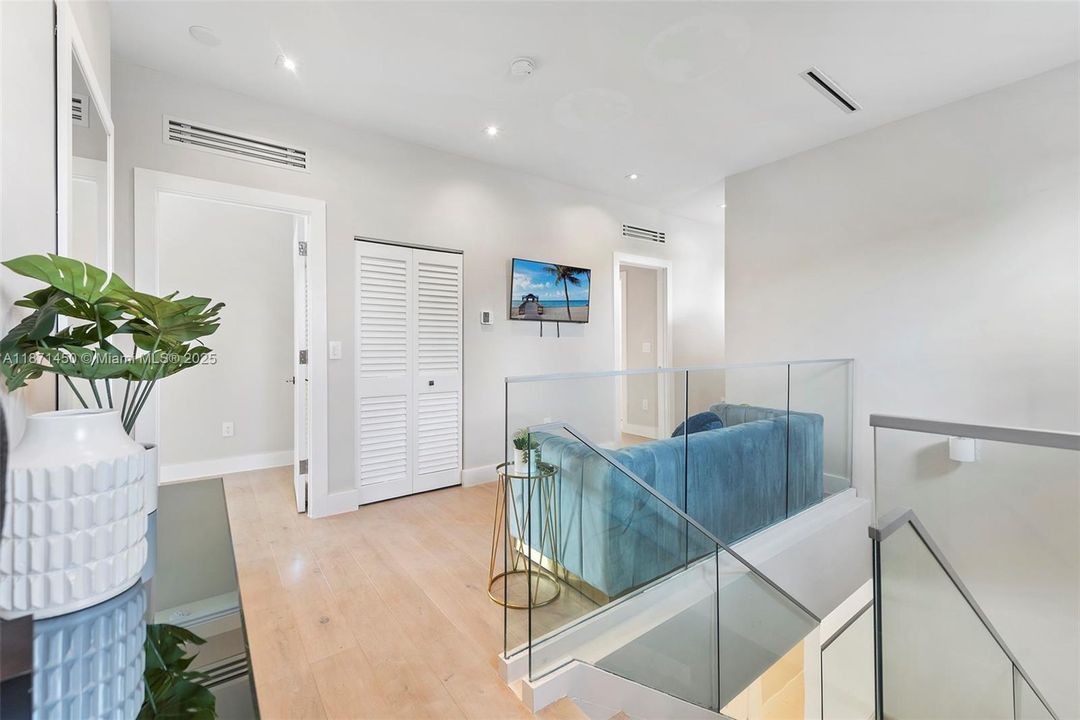 В аренду: $27,950 (5 спален, 6 ванн, 4021 Квадратных фут)