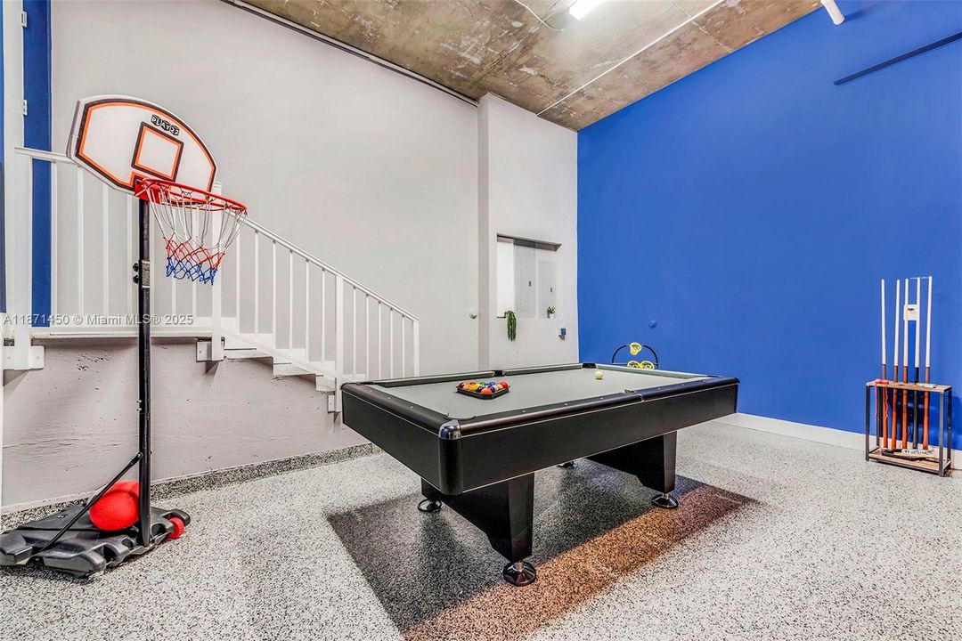 В аренду: $27,950 (5 спален, 6 ванн, 4021 Квадратных фут)