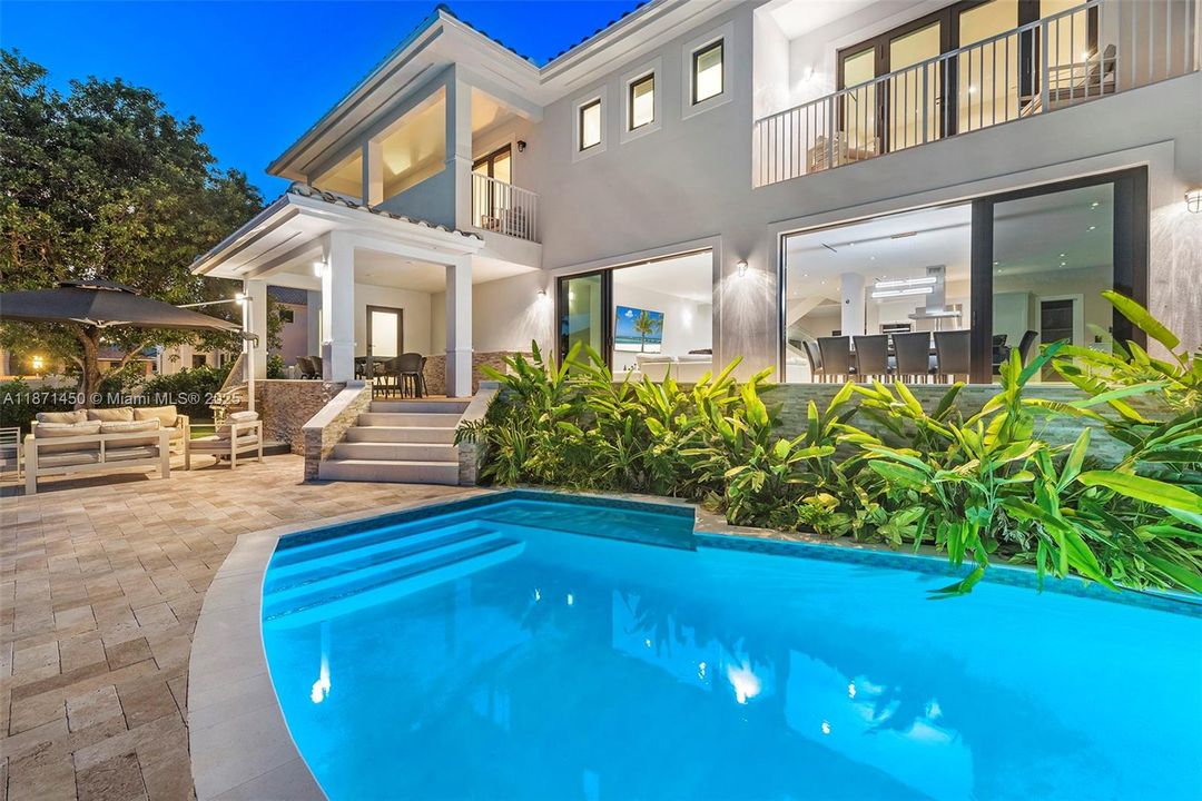 В аренду: $27,950 (5 спален, 6 ванн, 4021 Квадратных фут)