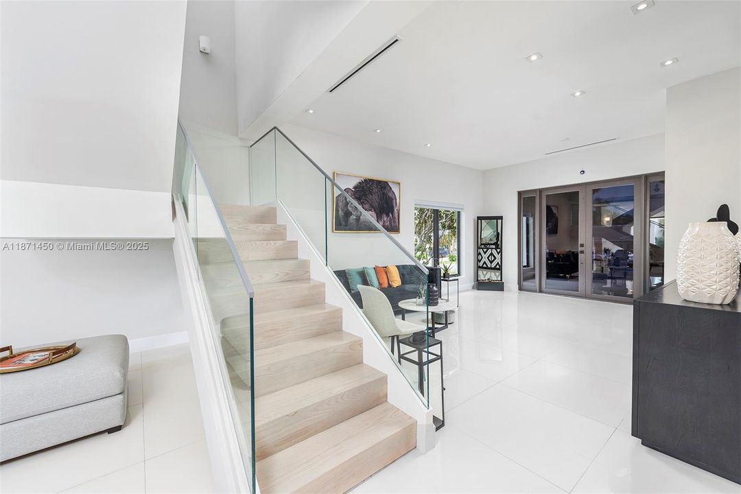 В аренду: $27,950 (5 спален, 6 ванн, 4021 Квадратных фут)