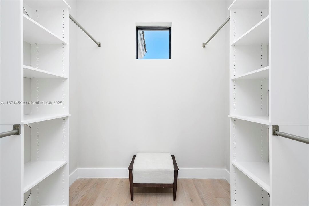 В аренду: $27,950 (5 спален, 6 ванн, 4021 Квадратных фут)