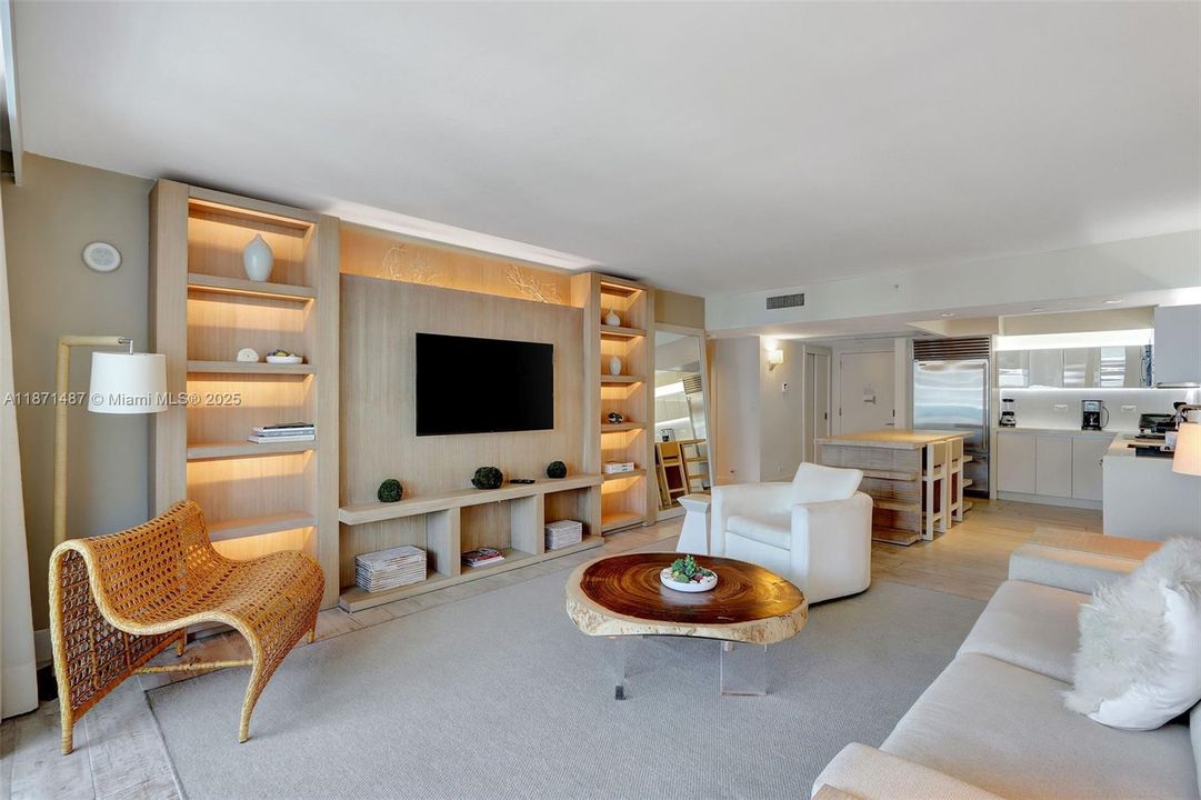 For Sale: $2,450,000 (1 beds, 1 baths, 893 Square Feet)