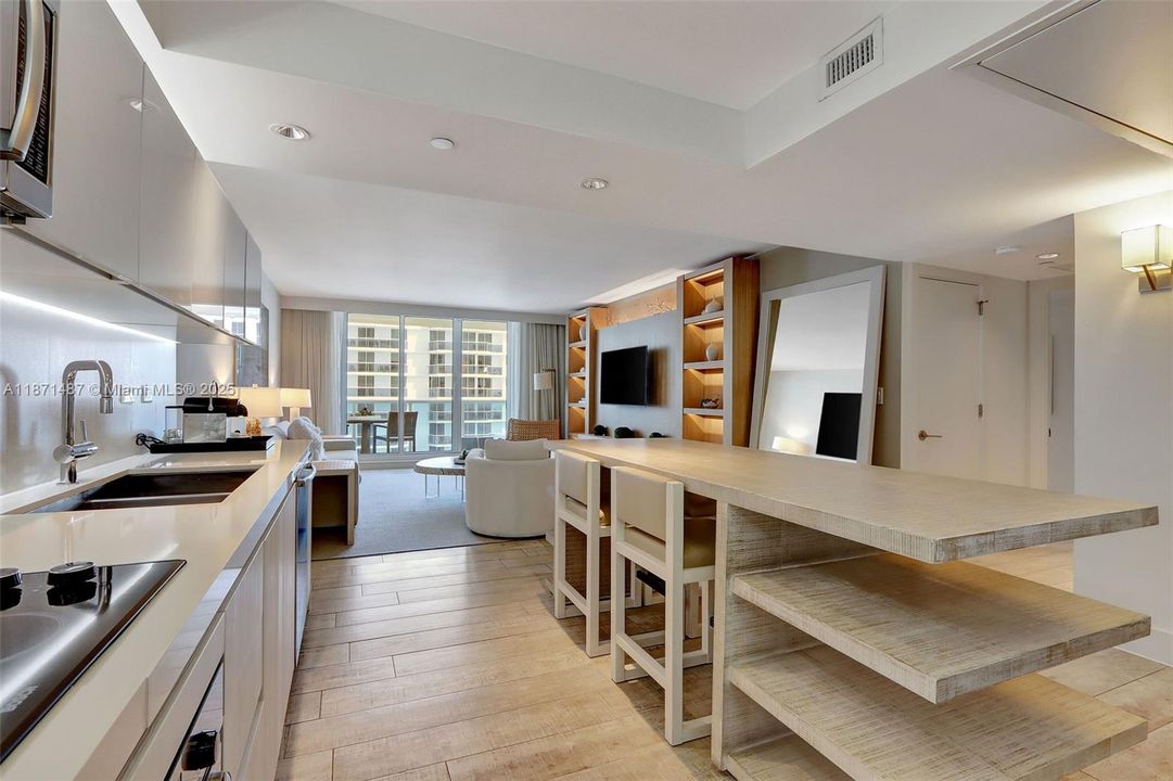 For Sale: $2,450,000 (1 beds, 1 baths, 893 Square Feet)