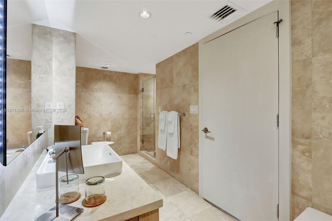 For Sale: $2,450,000 (1 beds, 1 baths, 893 Square Feet)