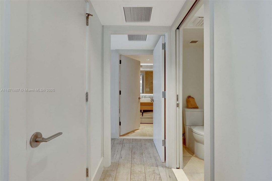 For Sale: $2,450,000 (1 beds, 1 baths, 893 Square Feet)