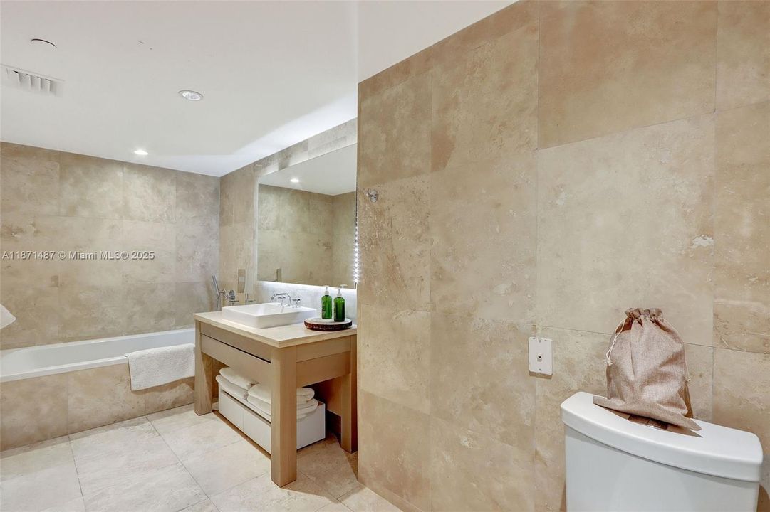 For Sale: $2,450,000 (1 beds, 1 baths, 893 Square Feet)