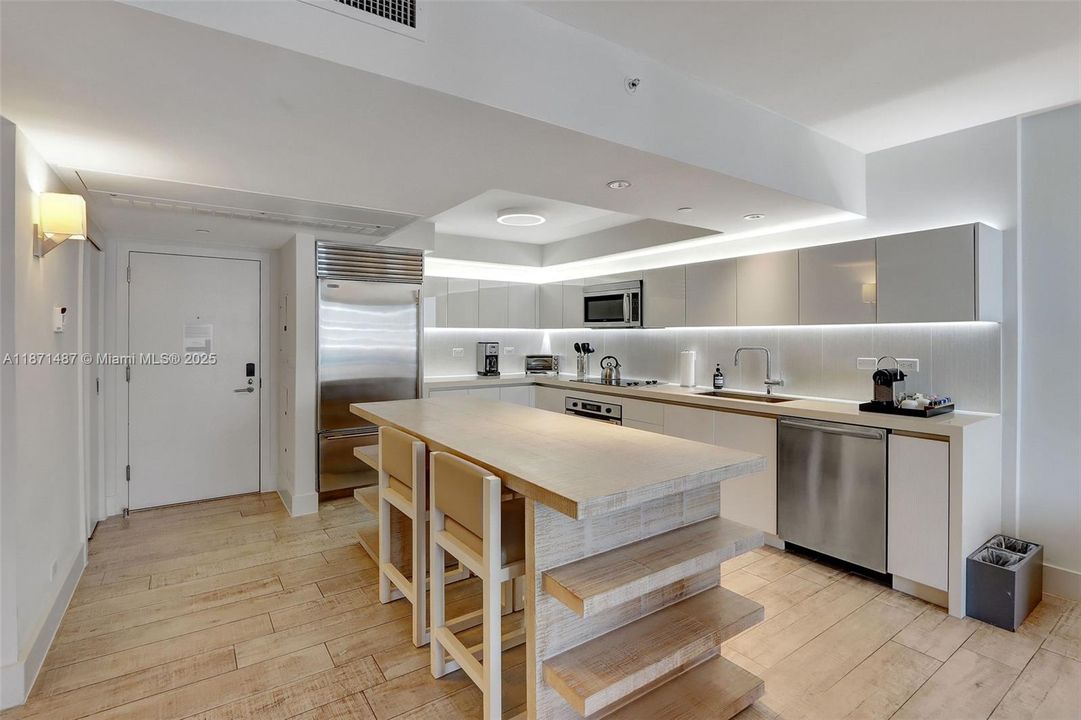 For Sale: $2,450,000 (1 beds, 1 baths, 893 Square Feet)