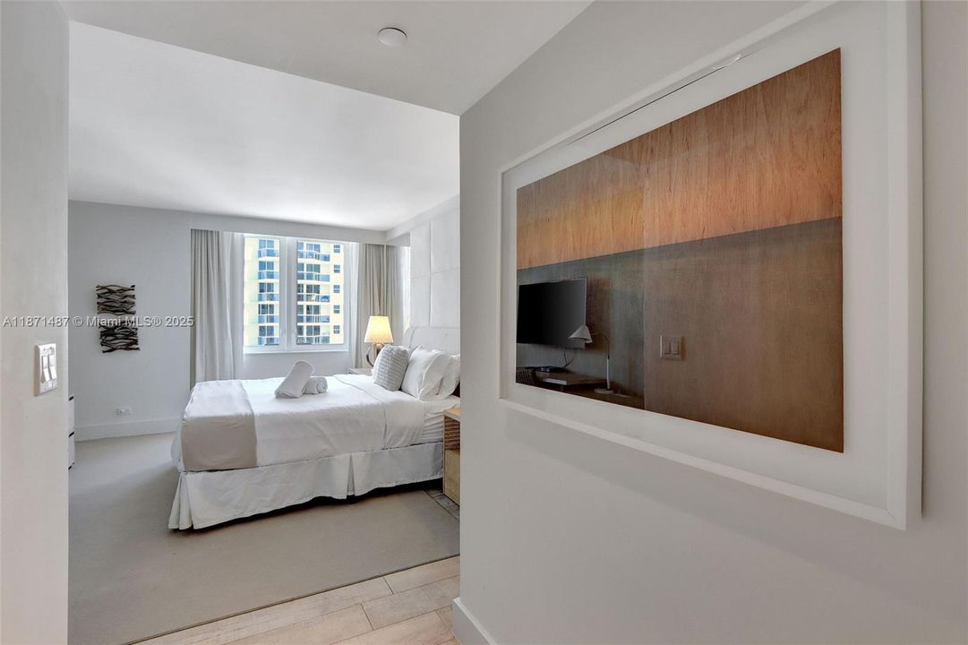 For Sale: $2,450,000 (1 beds, 1 baths, 893 Square Feet)