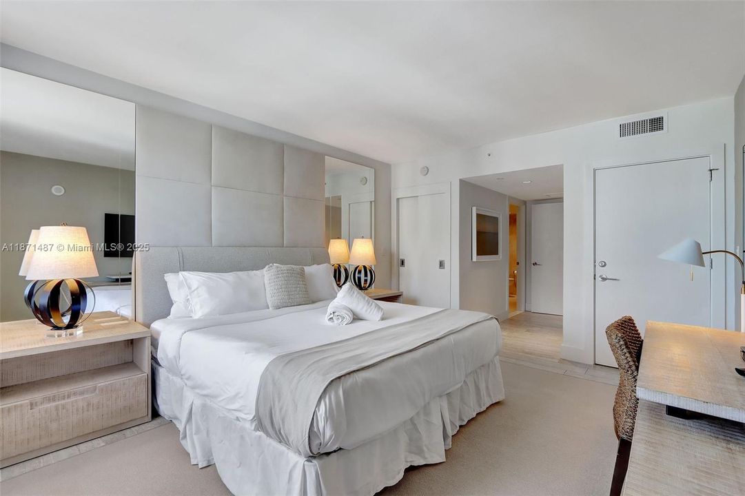 For Sale: $2,450,000 (1 beds, 1 baths, 893 Square Feet)