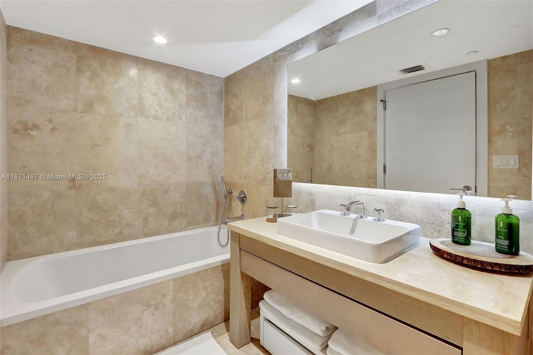 For Sale: $2,450,000 (1 beds, 1 baths, 893 Square Feet)