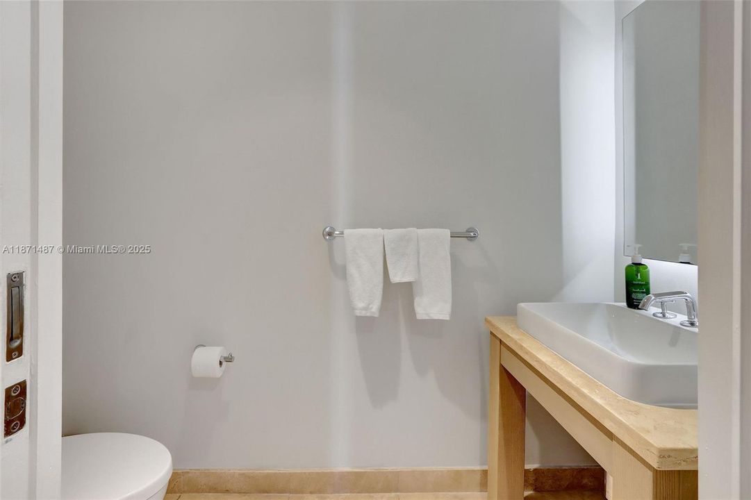 For Sale: $2,450,000 (1 beds, 1 baths, 893 Square Feet)