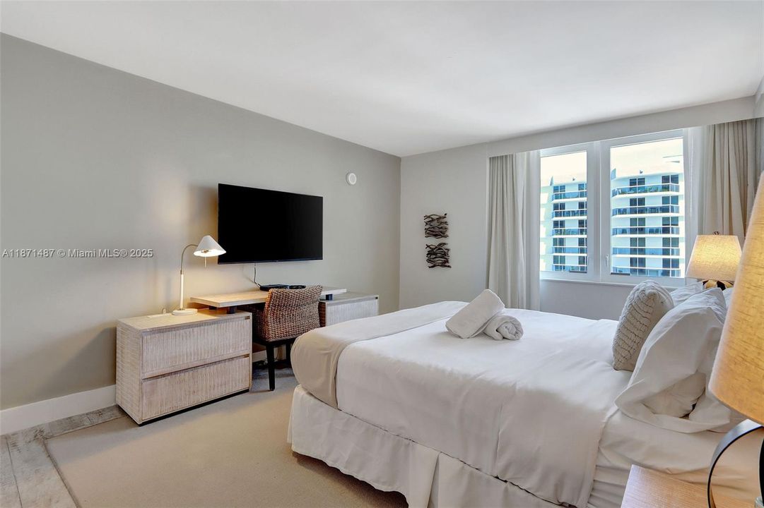 For Sale: $2,450,000 (1 beds, 1 baths, 893 Square Feet)