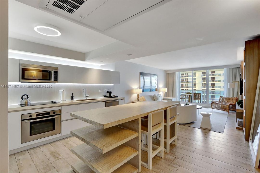 For Sale: $2,450,000 (1 beds, 1 baths, 893 Square Feet)