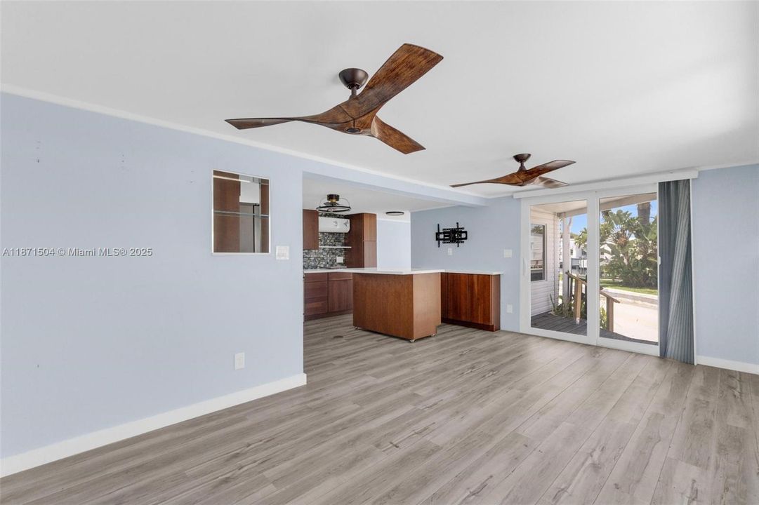 На продажу: $369,000 (2 спален, 1 ванн, 730 Квадратных фут)