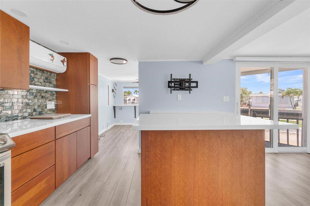 На продажу: $369,000 (2 спален, 1 ванн, 730 Квадратных фут)