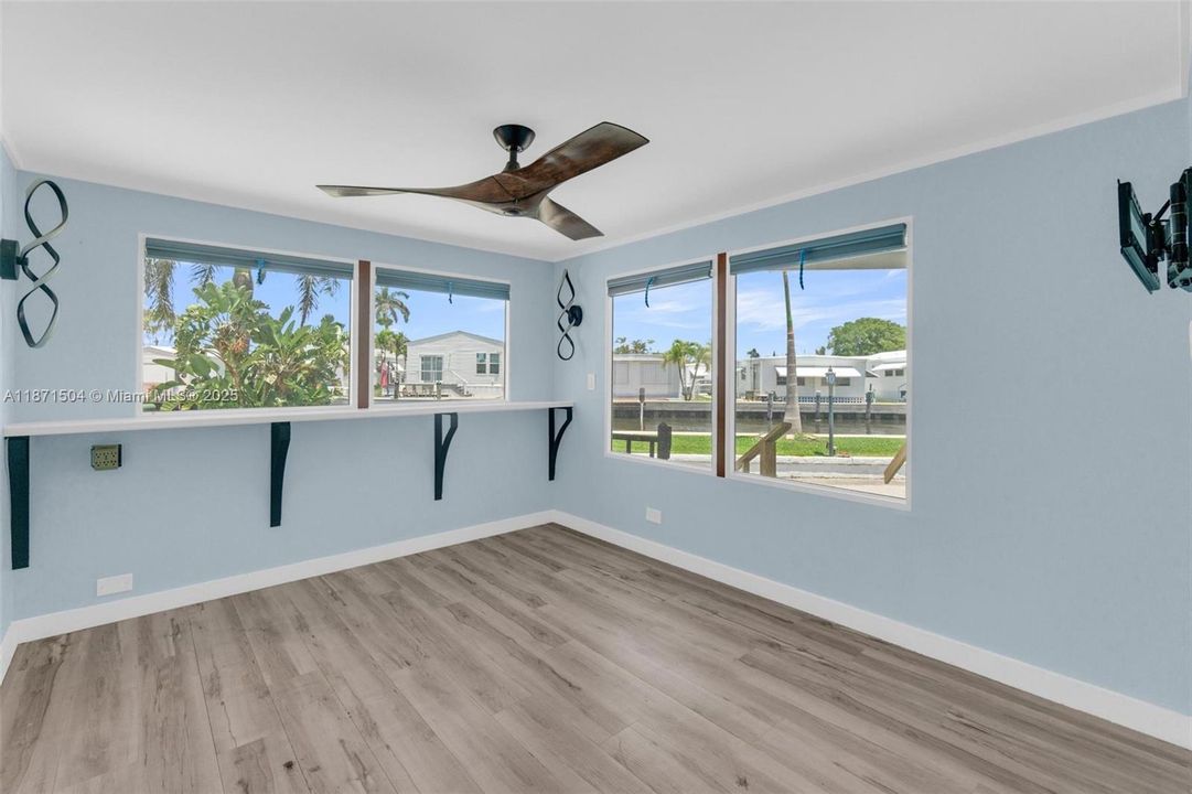 На продажу: $369,000 (2 спален, 1 ванн, 730 Квадратных фут)