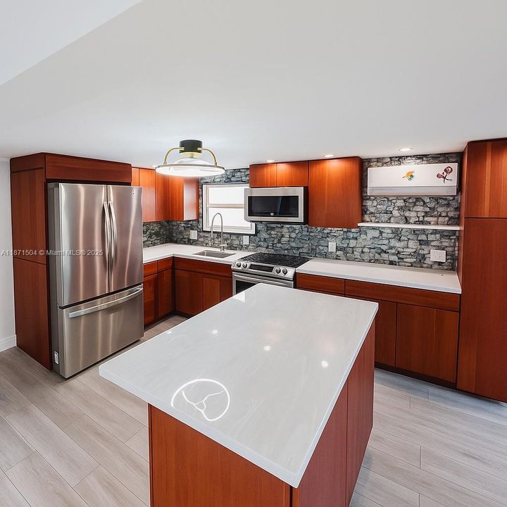 На продажу: $369,000 (2 спален, 1 ванн, 730 Квадратных фут)