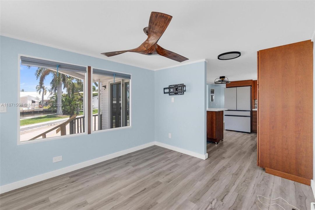 На продажу: $369,000 (2 спален, 1 ванн, 730 Квадратных фут)