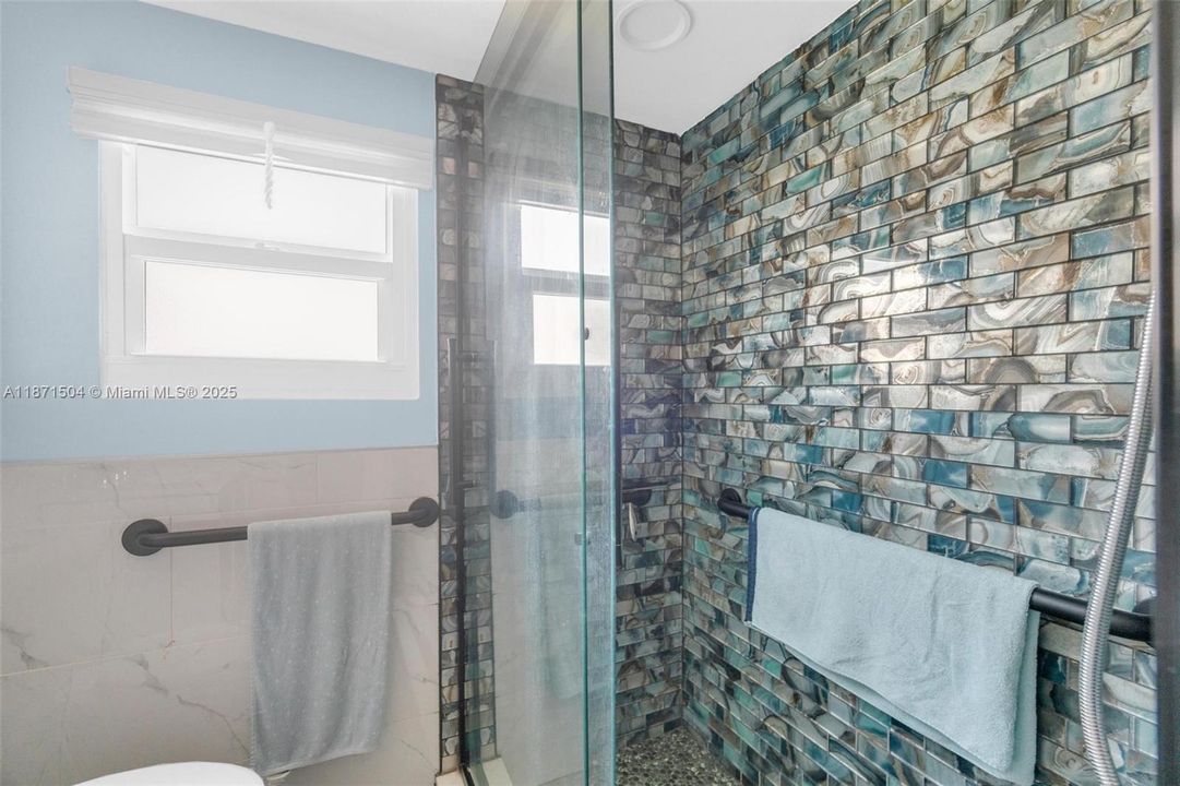 На продажу: $369,000 (2 спален, 1 ванн, 730 Квадратных фут)