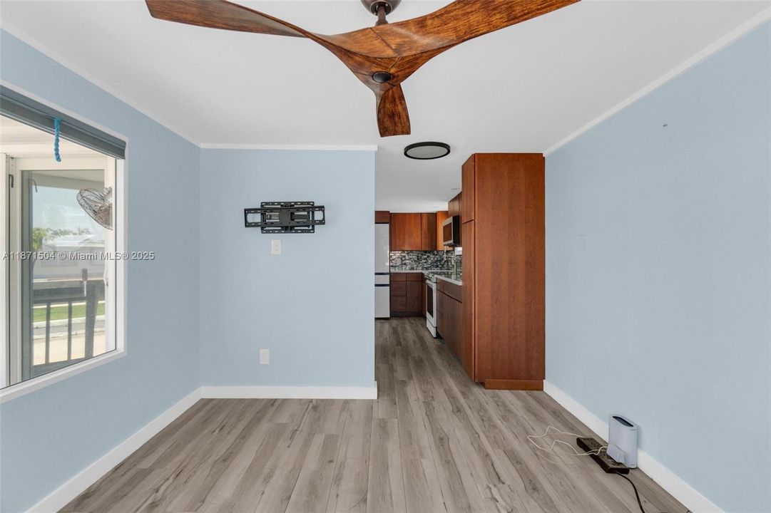 На продажу: $369,000 (2 спален, 1 ванн, 730 Квадратных фут)