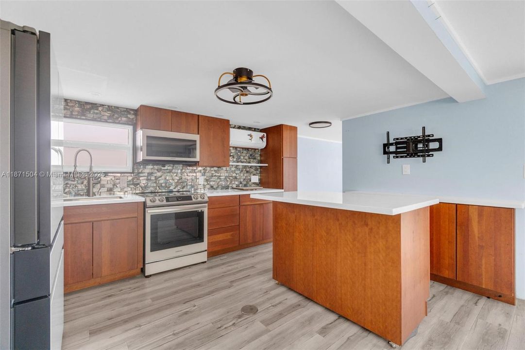 На продажу: $369,000 (2 спален, 1 ванн, 730 Квадратных фут)