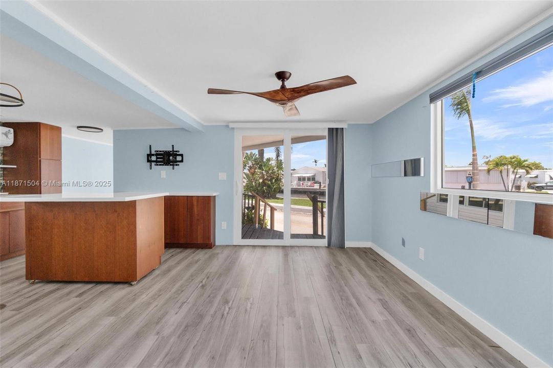 На продажу: $369,000 (2 спален, 1 ванн, 730 Квадратных фут)