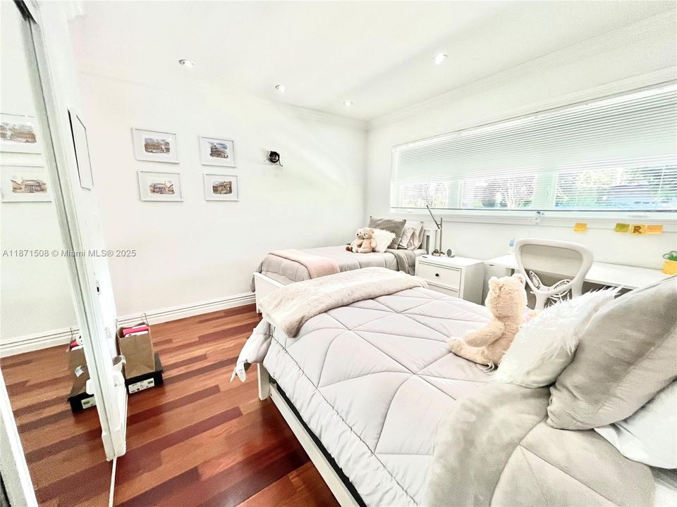 Под контрактом: $9,900 (3 спален, 3 ванн, 1711 Квадратных фут)