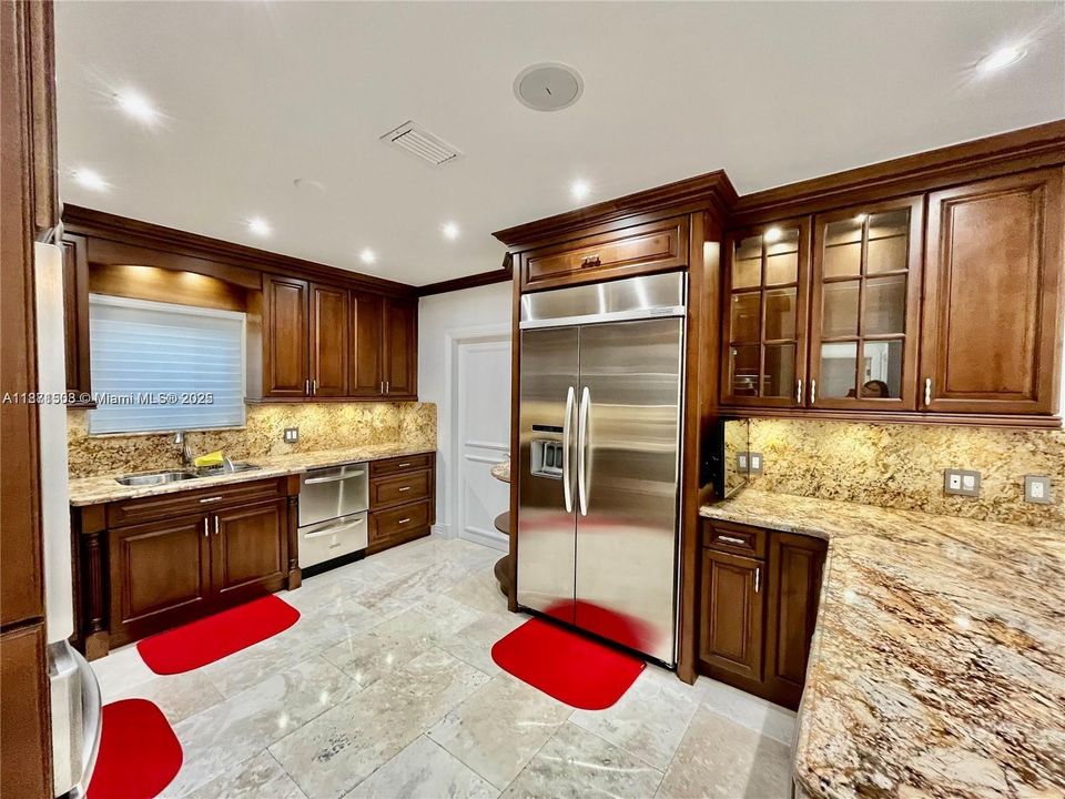 Под контрактом: $9,900 (3 спален, 3 ванн, 1711 Квадратных фут)