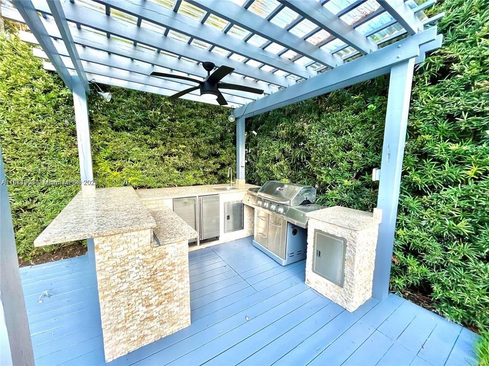 Под контрактом: $9,900 (3 спален, 3 ванн, 1711 Квадратных фут)