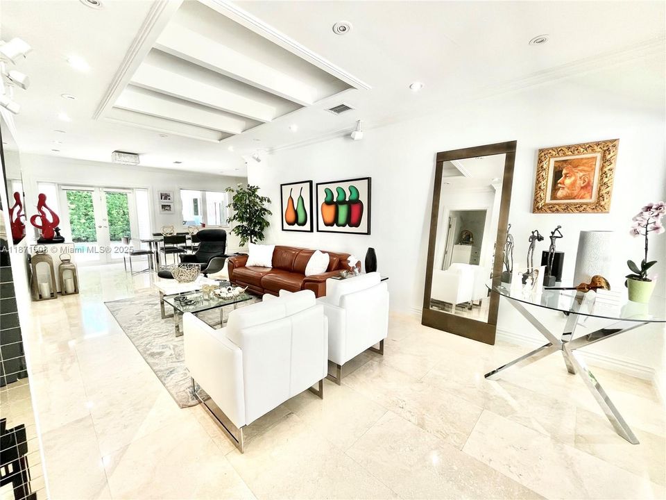 Под контрактом: $9,900 (3 спален, 3 ванн, 1711 Квадратных фут)