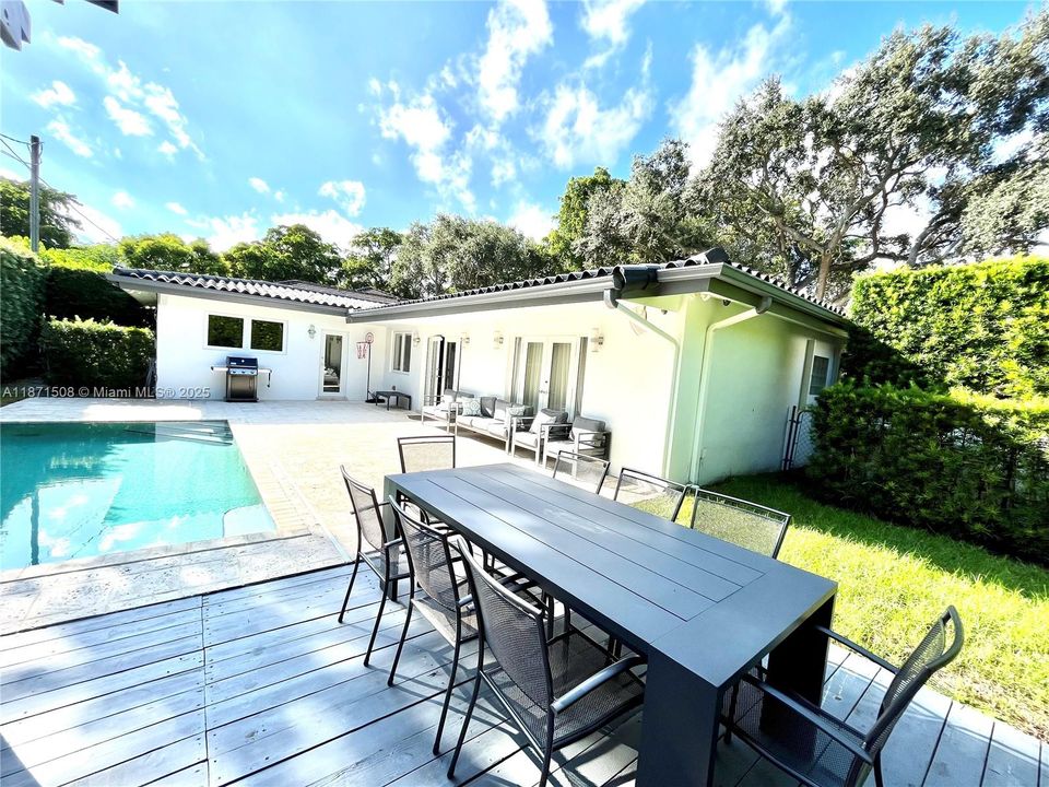 Под контрактом: $9,900 (3 спален, 3 ванн, 1711 Квадратных фут)