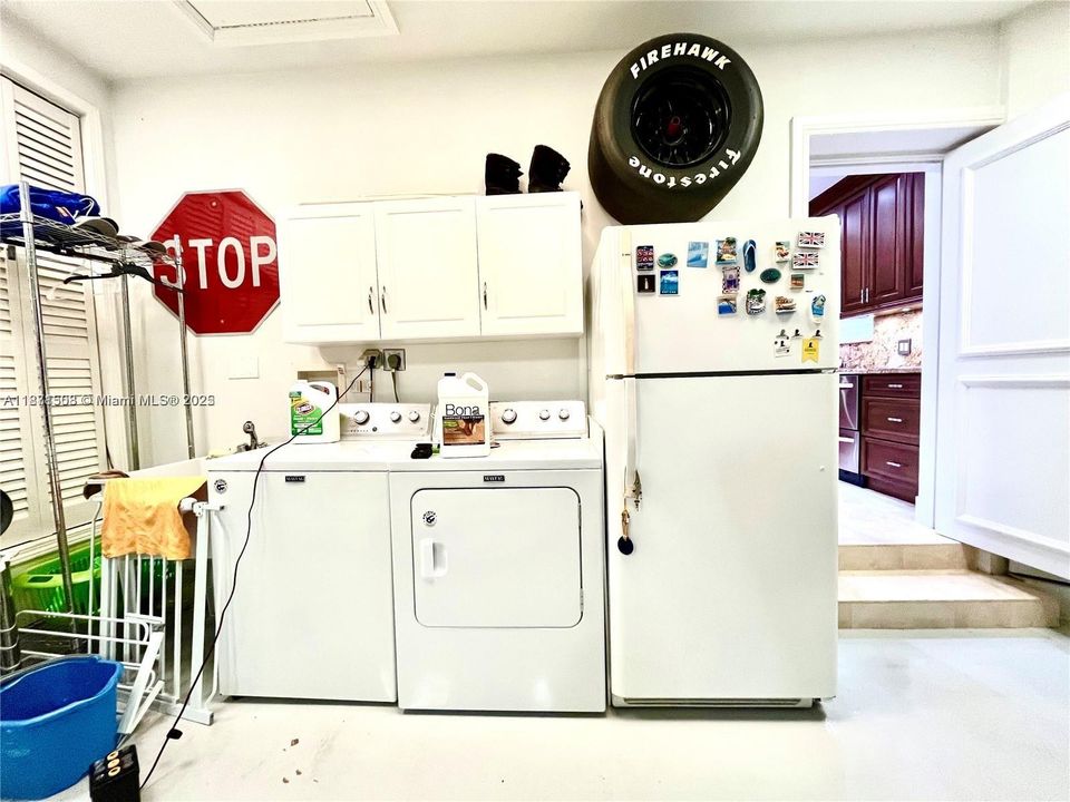 Под контрактом: $9,900 (3 спален, 3 ванн, 1711 Квадратных фут)