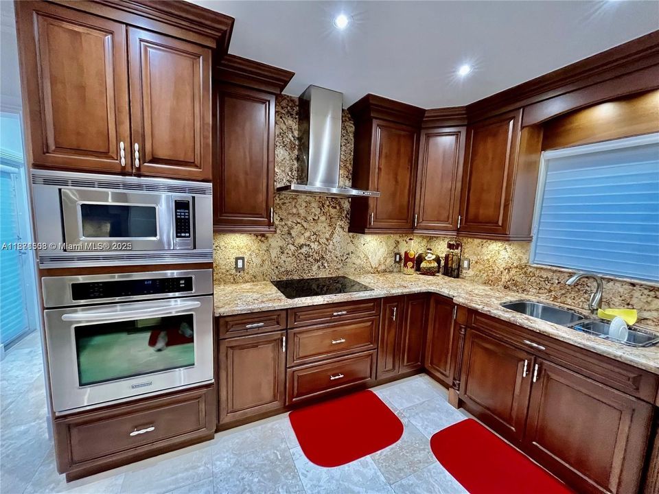 Под контрактом: $9,900 (3 спален, 3 ванн, 1711 Квадратных фут)