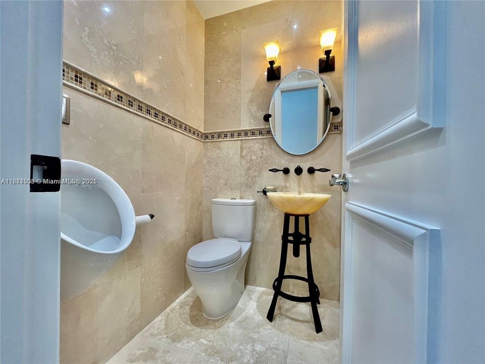 Под контрактом: $9,900 (3 спален, 3 ванн, 1711 Квадратных фут)