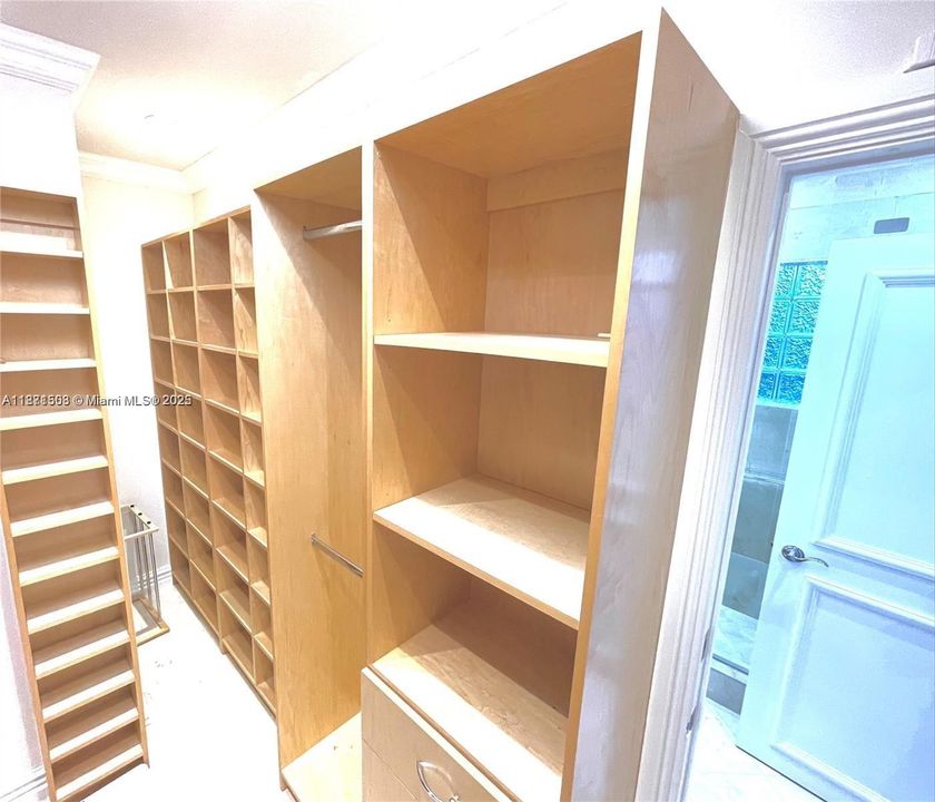 Под контрактом: $9,900 (3 спален, 3 ванн, 1711 Квадратных фут)