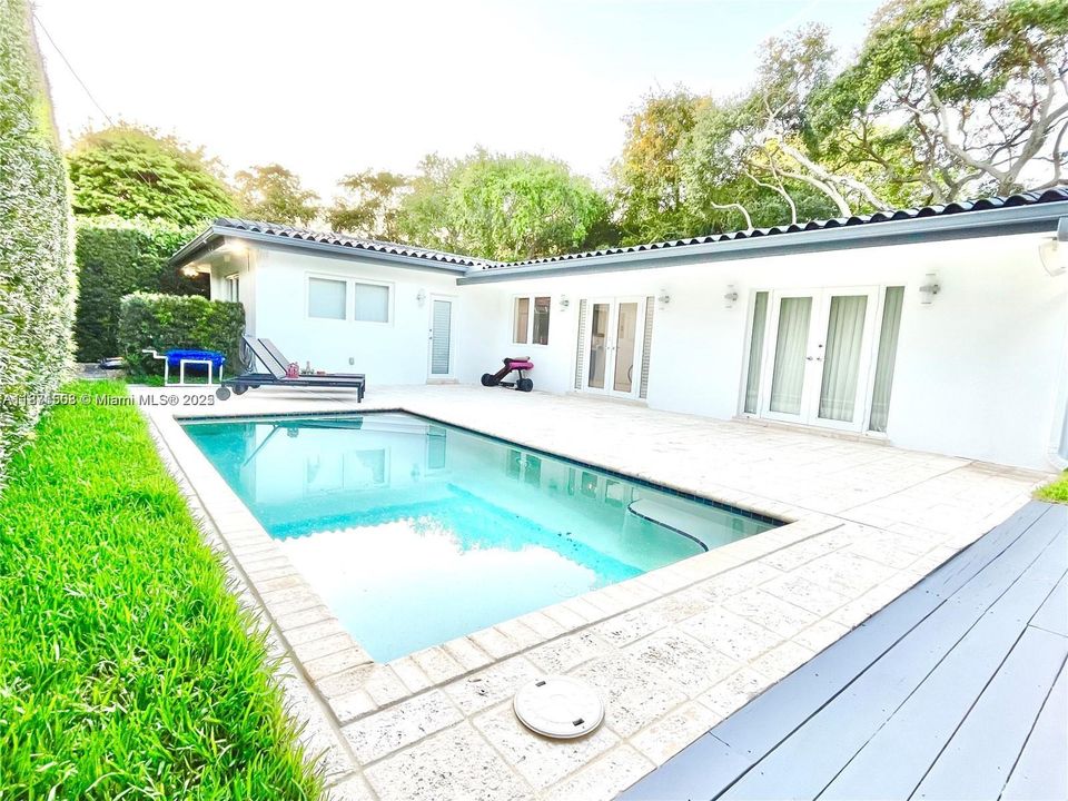 Под контрактом: $9,900 (3 спален, 3 ванн, 1711 Квадратных фут)