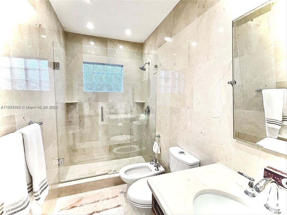 Под контрактом: $9,900 (3 спален, 3 ванн, 1711 Квадратных фут)