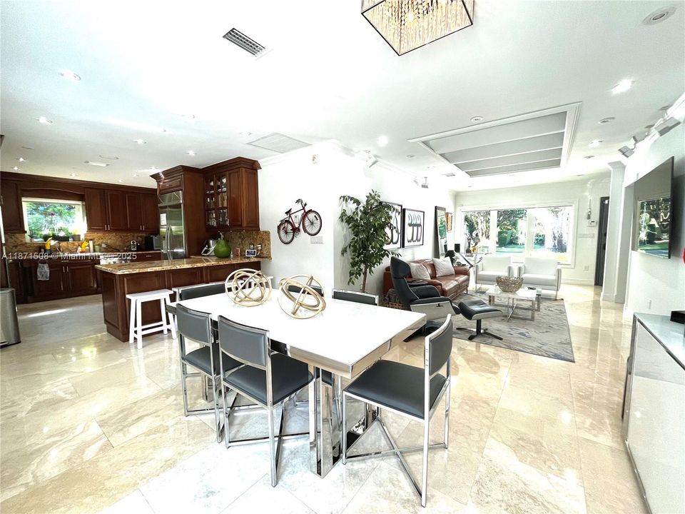 Под контрактом: $9,900 (3 спален, 3 ванн, 1711 Квадратных фут)