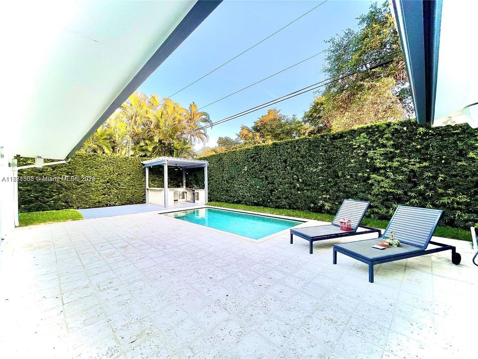 Под контрактом: $9,900 (3 спален, 3 ванн, 1711 Квадратных фут)