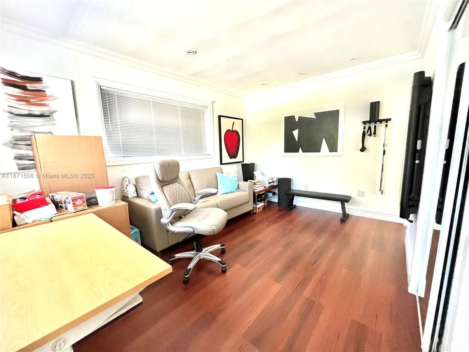 Под контрактом: $9,900 (3 спален, 3 ванн, 1711 Квадратных фут)