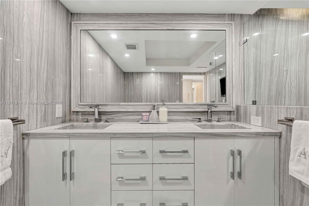 Ensuite Master Bathroom 1